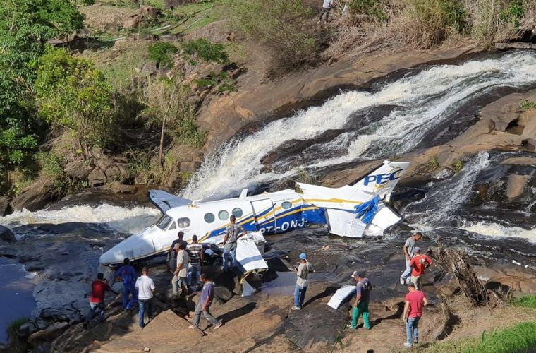 Marília Mendonça e mais 2 morrem em queda de avião no interior de MG