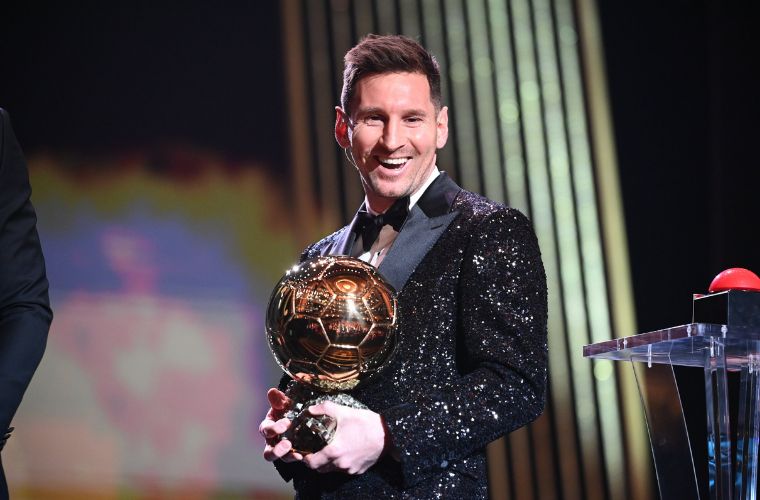Messi amplia recorde e ganha 7ª Bola de Ouro da carreira
