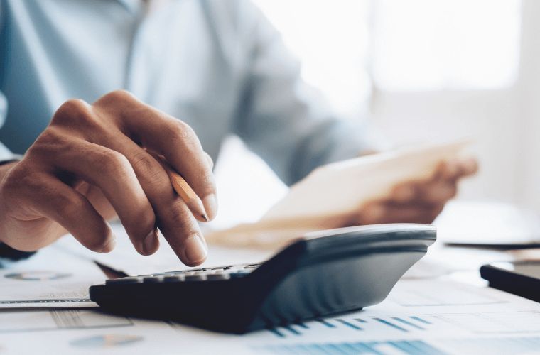 Sancionada lei que reajusta salário de servidores públicos de MS em 10% a partir de janeiro