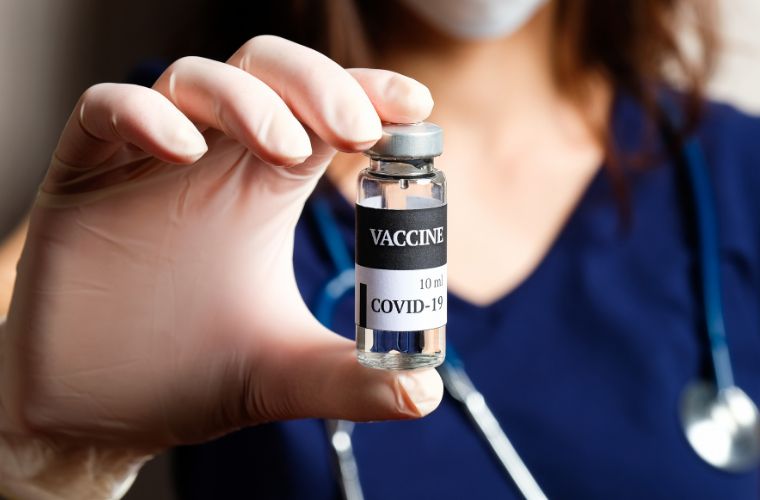 Em um ano de vacinação, quase 70% dos brasileiros já tomaram 2 doses
