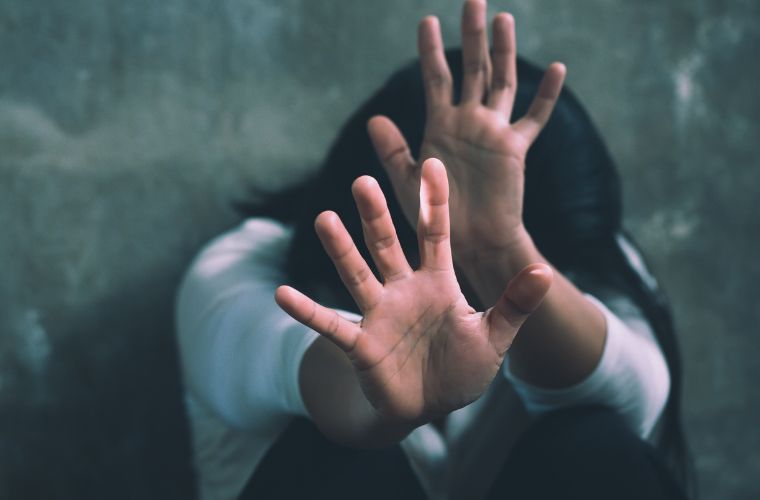 Menina de 13 anos é raptada e estuprada por cerca de seis horas em banheiro de praça