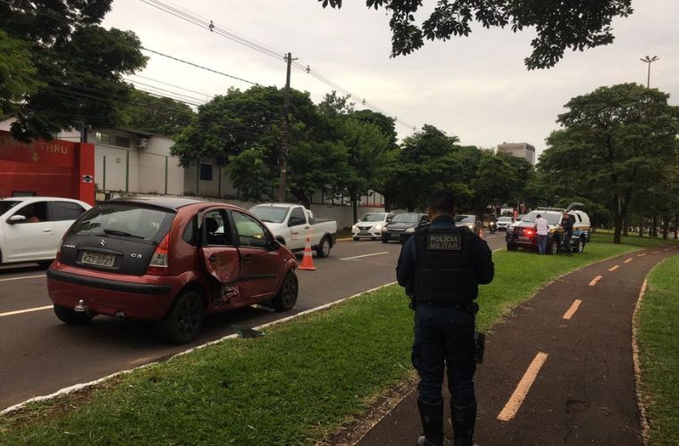Motorista avança sinal, atinge dois carros e foge a pé em Campo Grande