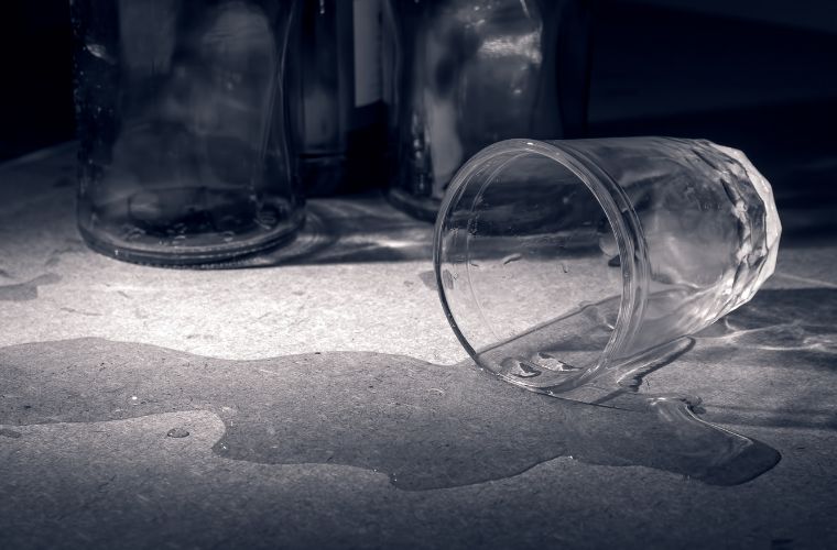 Pai agride toda a família e animais de estimação ao voltar para casa bêbado, em MS