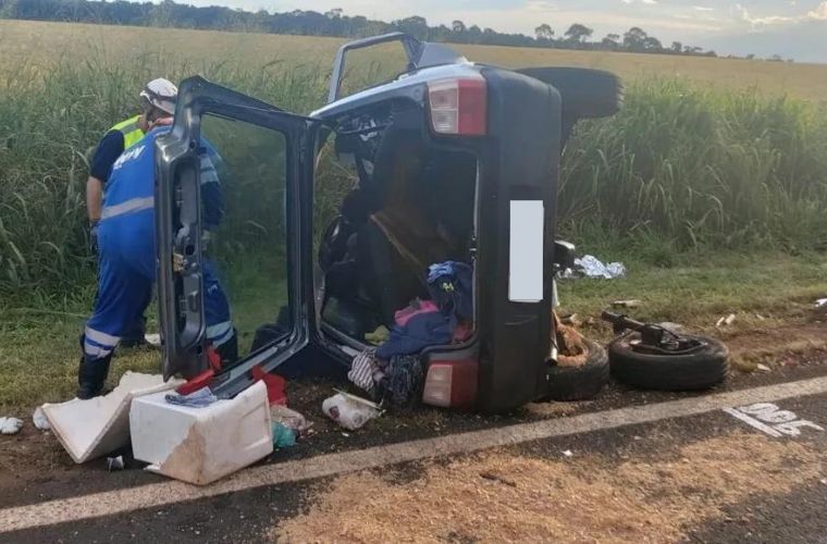 Duas pessoas morrem após colisão entre veículo de passeio e caminhões na MS-306