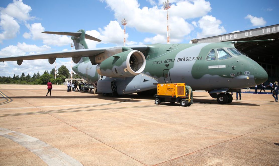 Grupo vindo da Polônia chega a Brasília em aviões da FAB