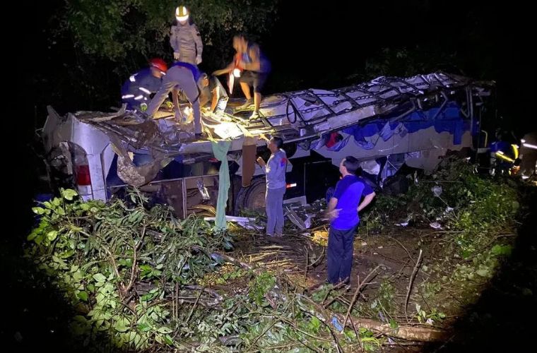 Ônibus cai em ribanceira e deixa 10 mortos e outros 21 feridos, em Sapopema, no PR