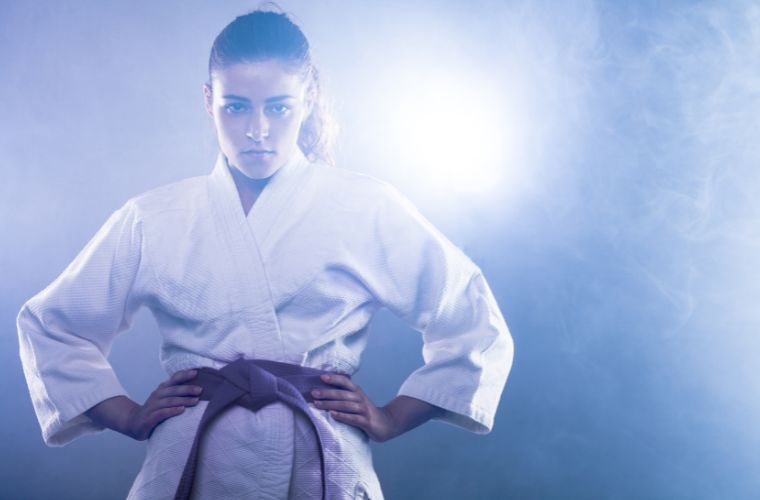 Jovem usa golpes de karatê para fugir de enforcamento após suspeito invadir casa em MS