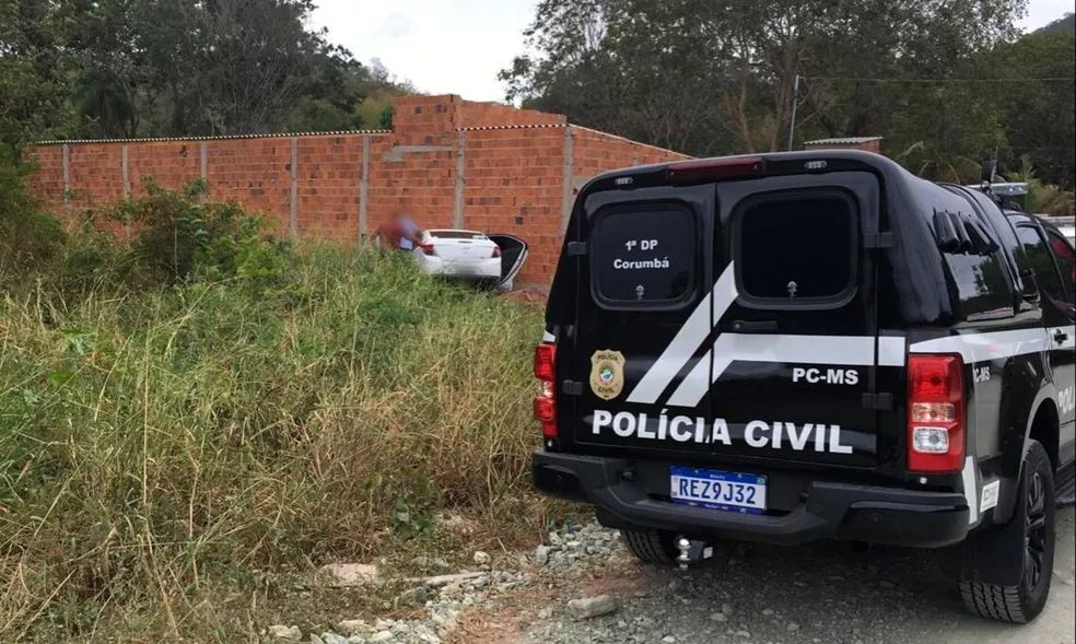Motorista de aplicativo é executado enquanto dirigia e carro desgovernado atinge muro de casa em MS