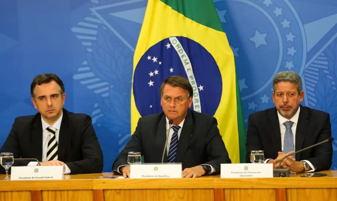 Bolsonaro quer cortar impostos para reduzir preço dos combustíveis