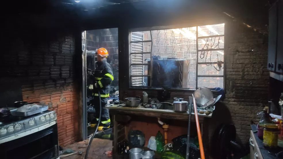 Menina de 4 anos fica presa em banheiro de casa em chamas e é resgatada por vizinho