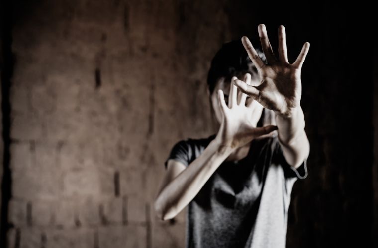 Mulher se tranca em casa para fugir de cunhado após assédio e ameaça de morte em MS