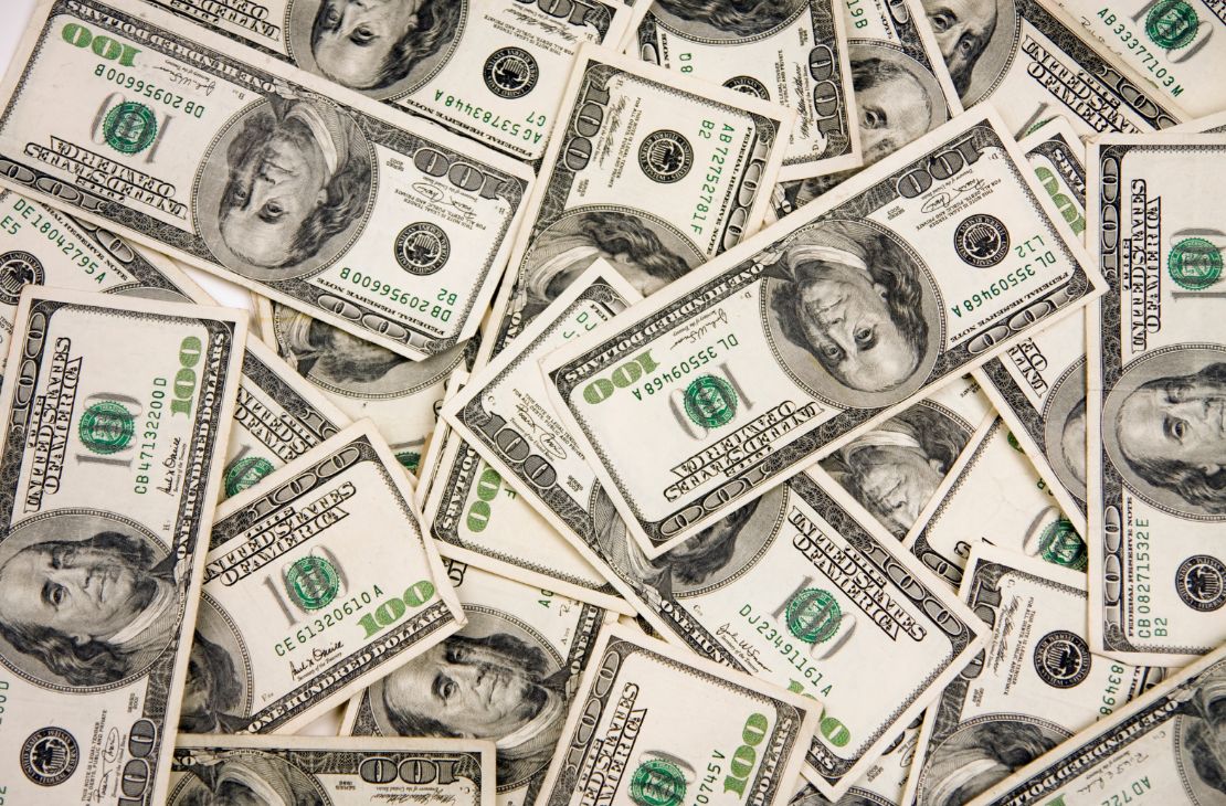 Dólar aproxima-se de R$ 5,40 com temor de recessão global