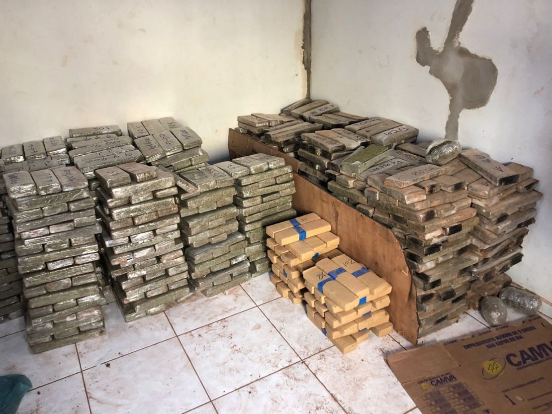 Polícia apreende 3 toneladas de maconha em oficina que funcionava como armazém