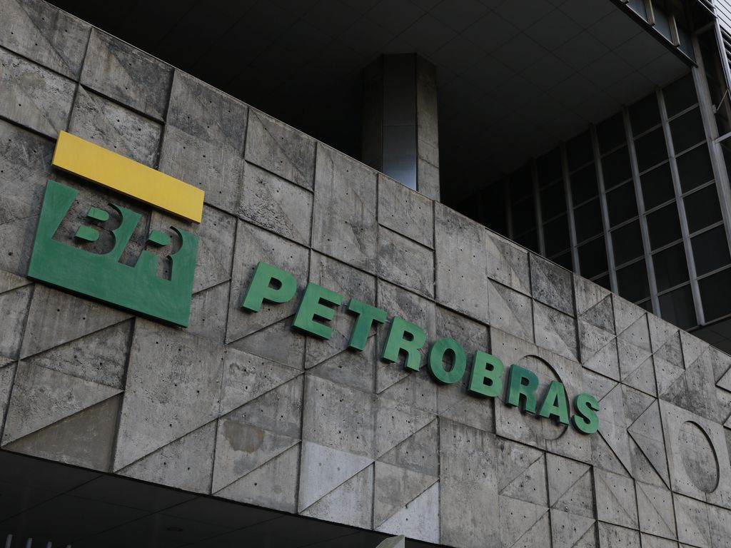 Petrobras anuncia redução de R$ 0,18 na gasolina para distribuidoras