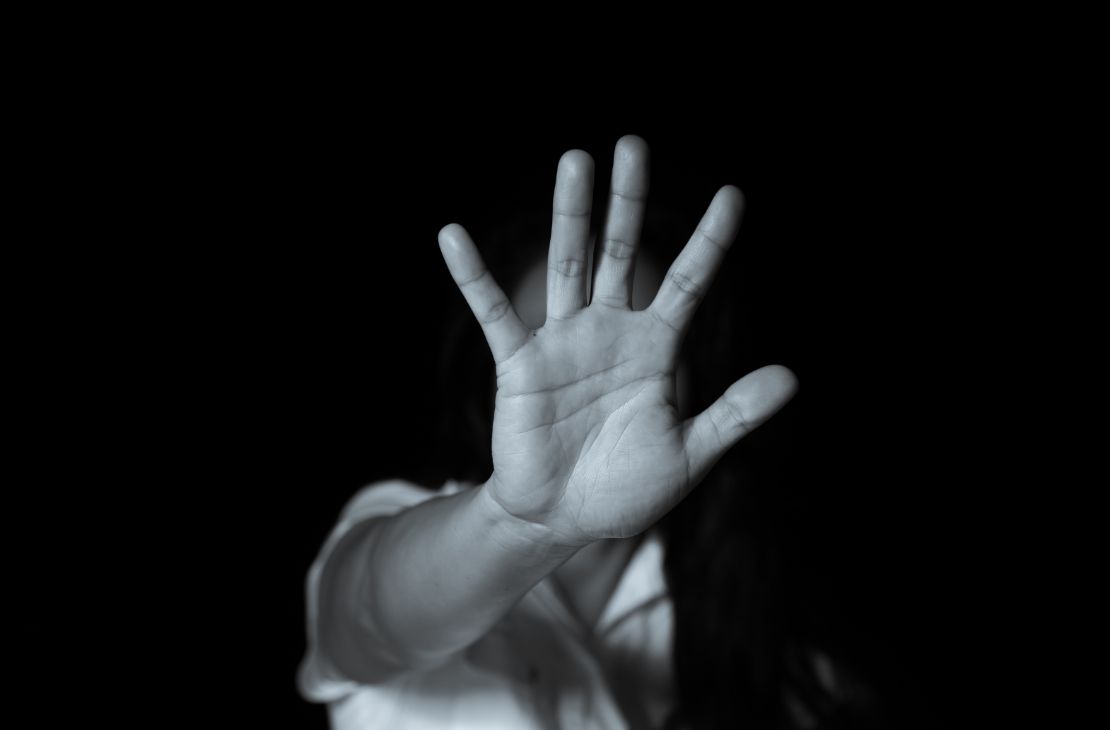 Mulher tem dente quebrado a soco em festa ao tentar impedir que homem a agarrasse