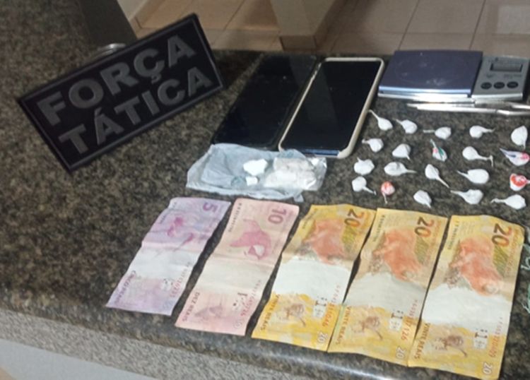 Polícia Militar fecha “Boca de Fumo” que funcionava como Disque Entrega e apreende drogas, dinheiro, celular e moto em Coxim