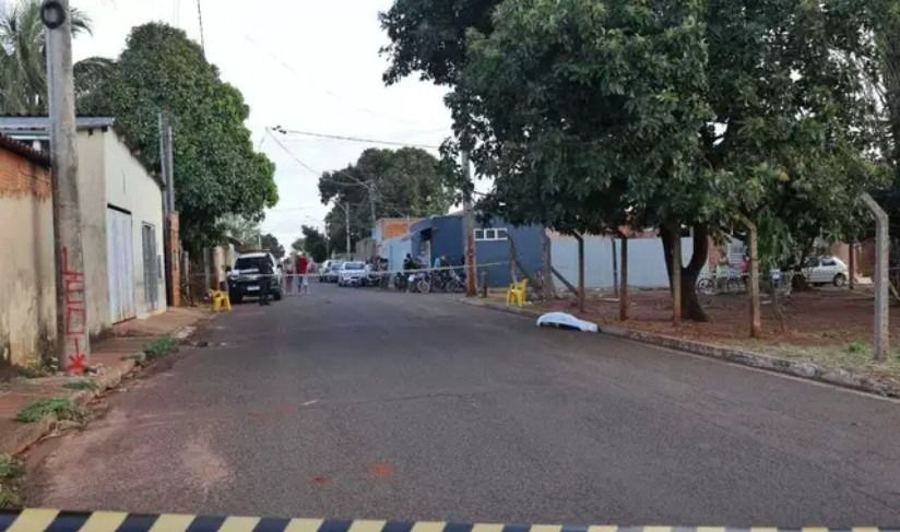 Sentado em frente de campo, rapaz é morto a tiros por dupla em moto na Capital