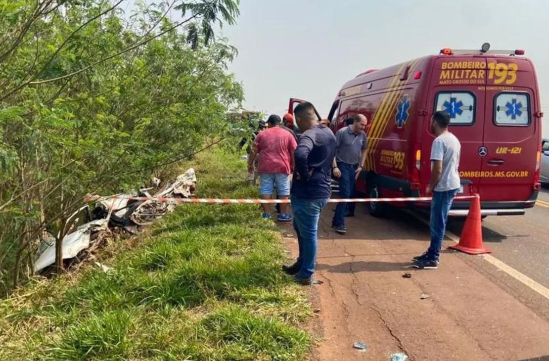 Motorista perde controle de carro em curva, bate de frente com carreta e morre preso às ferragens na BR-060
