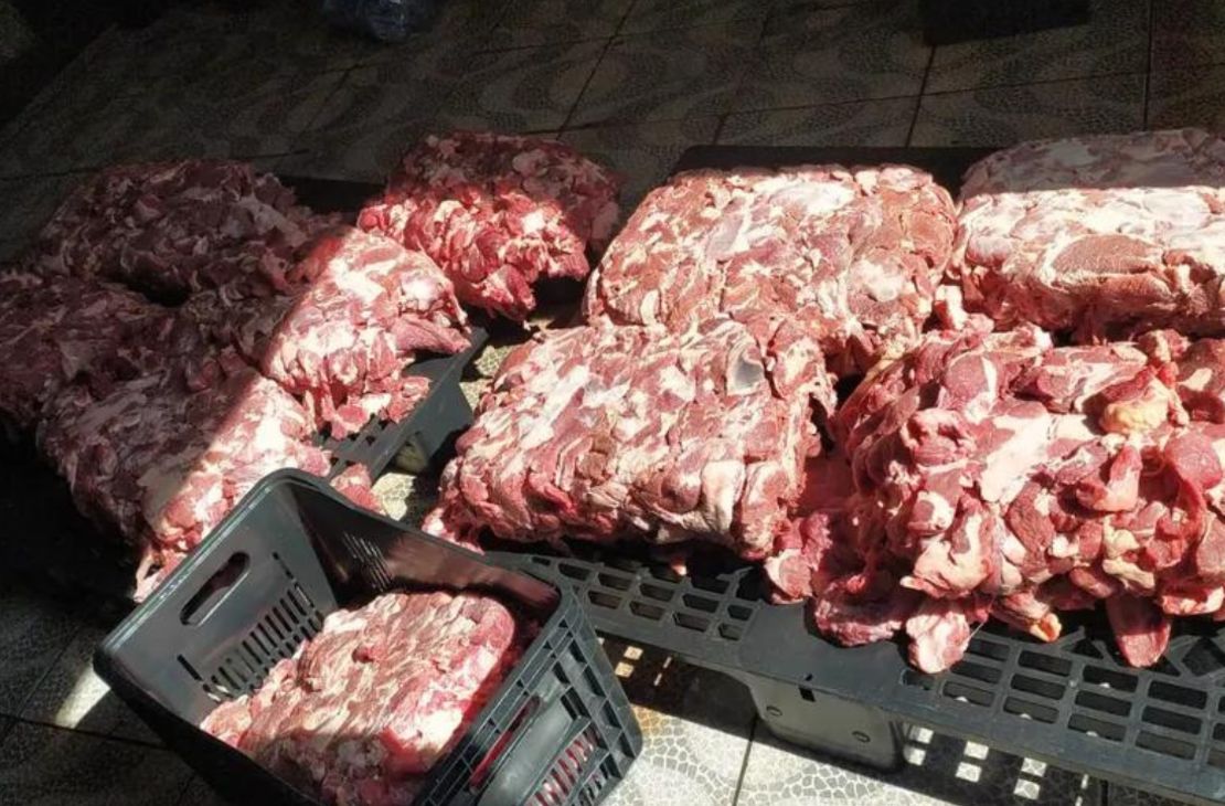 Força-tarefa apreende mais de 4,8 toneladas de carne imprópria para consumo em fábrica de linguiça
