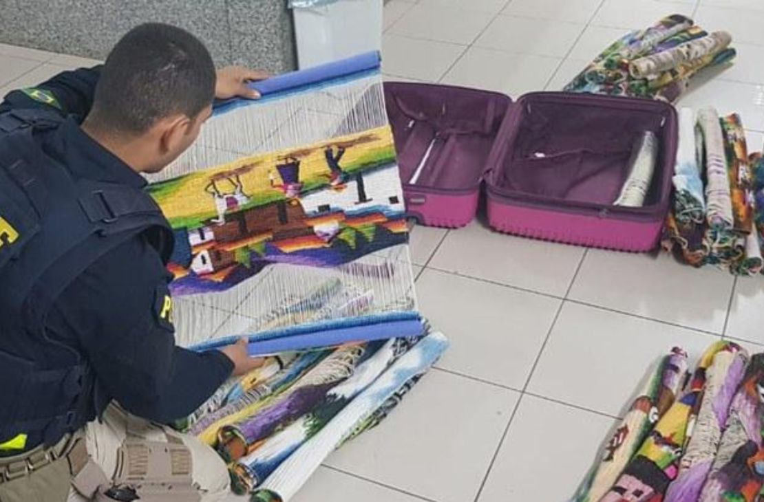 PRF apreende 6,7 quilos de cocaína escondidos em peças de artesanato na BR-262, em Corumbá