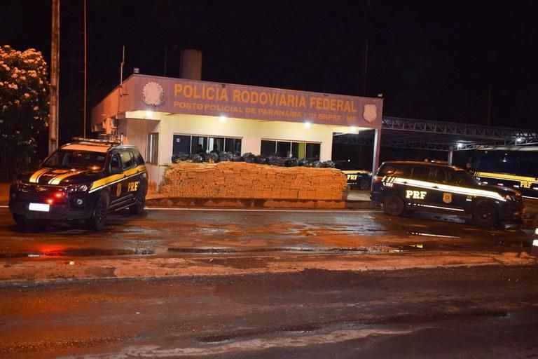 PRF apreende 6,4 toneladas de maconha dentro de latas de massa corrida na BR-158, em Paranaíba