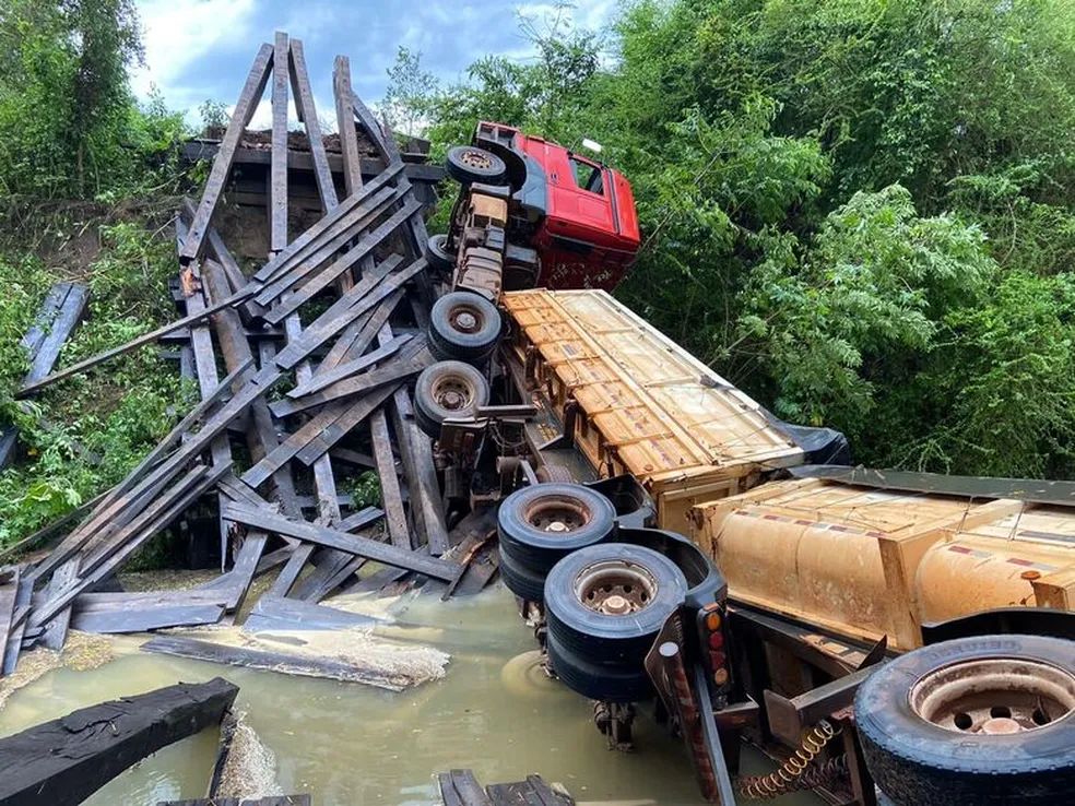 Ponte de madeira desaba e 'engole' carreta com sobrecarga em MS; veja vídeo
