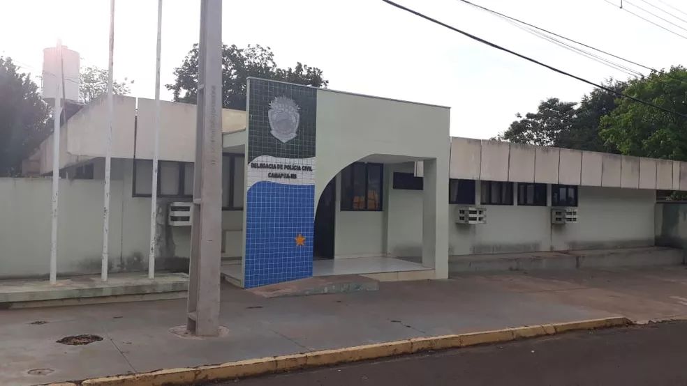 Mulher pede socorro na rua após marido espalhar gasolina em casa e ameaçar atear fogo