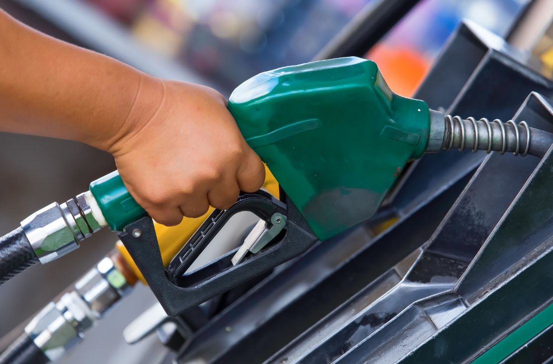 Preço da gasolina nos postos volta a subir após 15 semanas