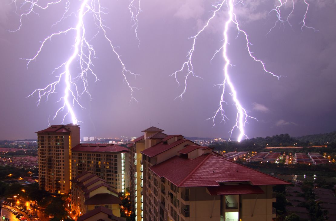 Quase 3 mil raios: Campo Grande bate recorde de descargas elétricas durante temporal