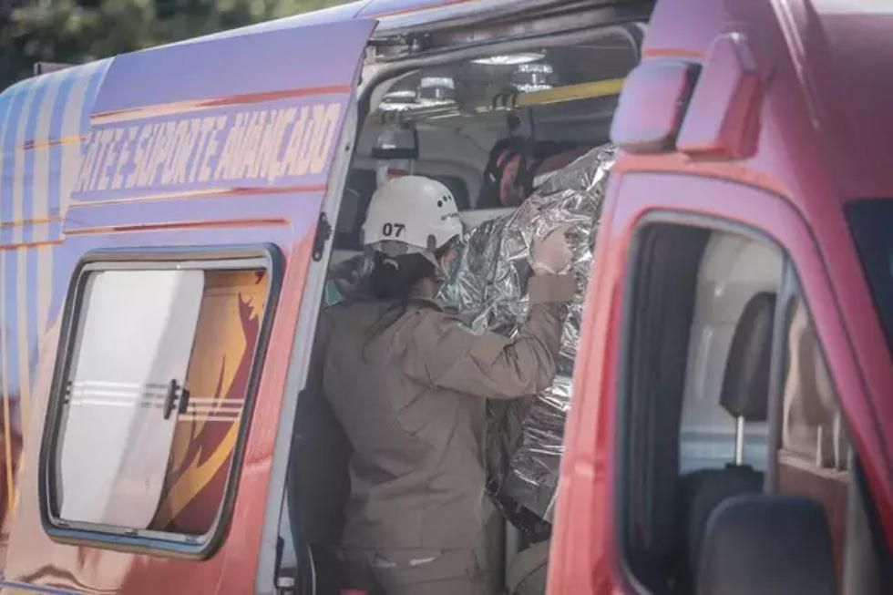 Homem é socorrido em estado grave ao acender fogão improvisado com combustível