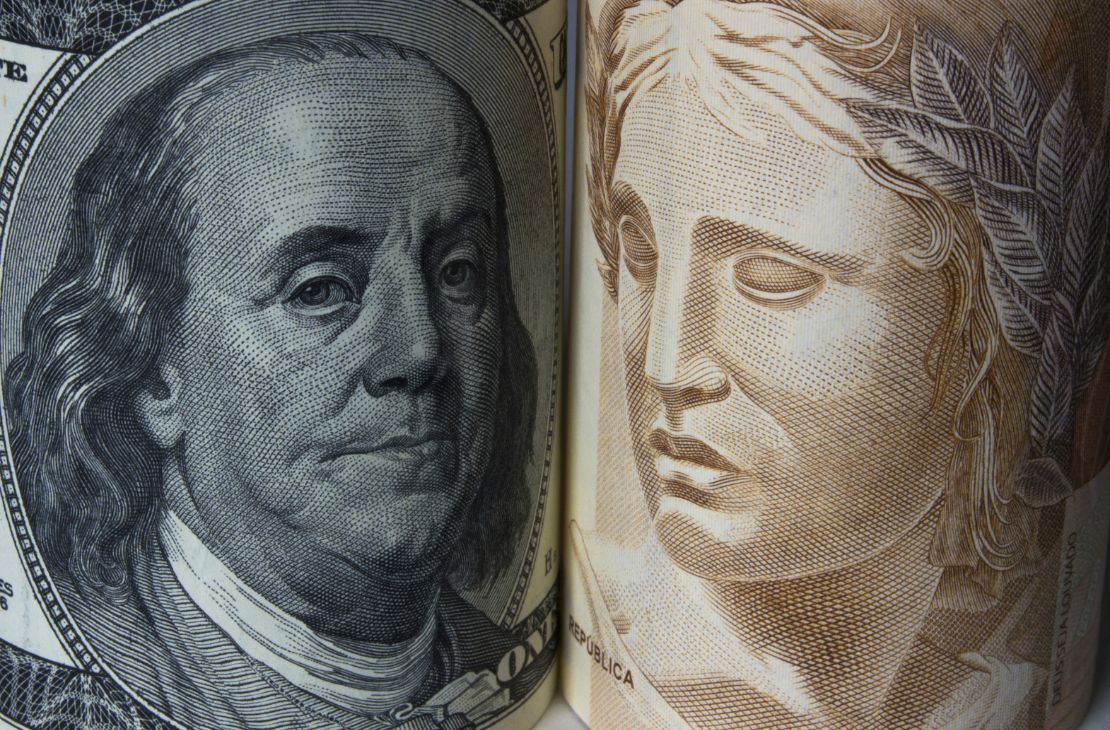 Real destoa do mercado externo, e dólar sobe para R$ 5,38