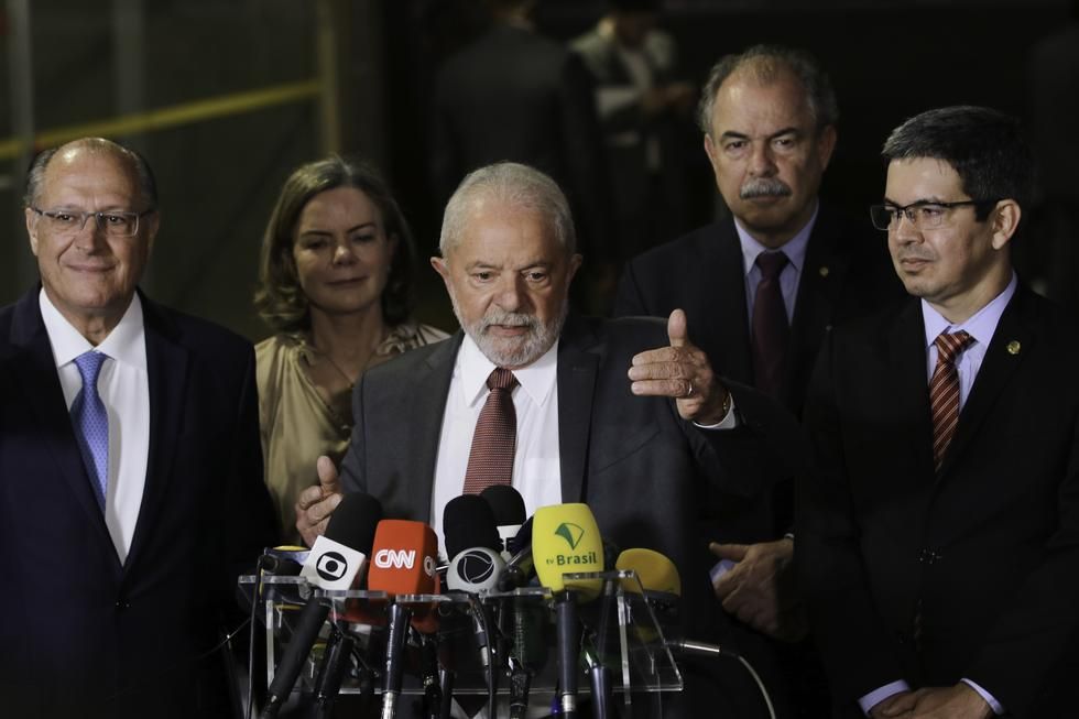 Lula diz que só definirá nomes para ministério após viagem ao Egito