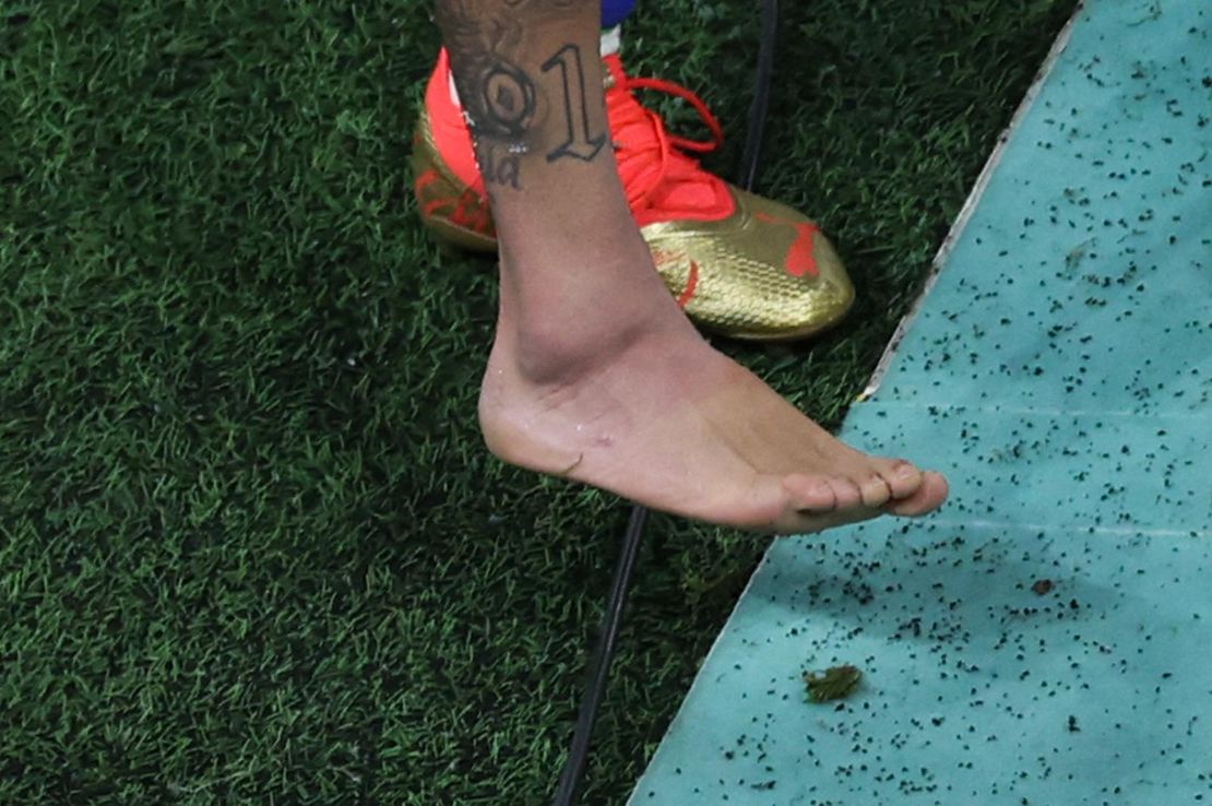 Médico da seleção diz que Neymar sofreu entorse no tornozelo direito