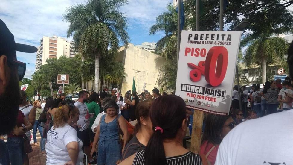 Professores mantêm pressão em frente à Prefeitura de Campo Grande para reajuste do piso salarial