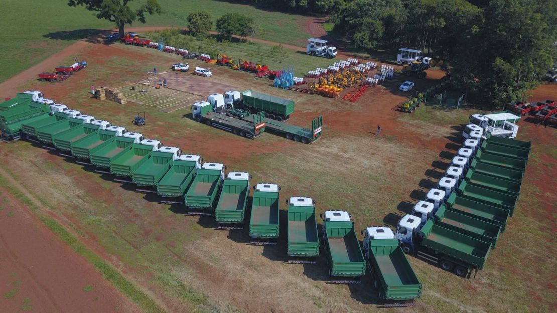 Em nova entrega, agricultura familiar recebe 189 implementos agrícolas e caminhões nesta segunda