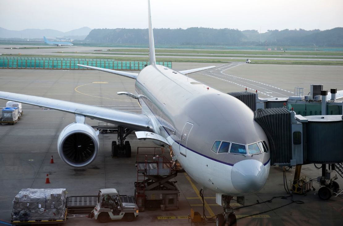 Pilotos de avião e comissários mantêm greve nesta segunda-feira