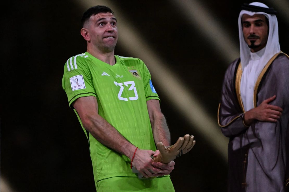 Goleiro da Argentina, Martínez explica gesto de comemoração com o troféu