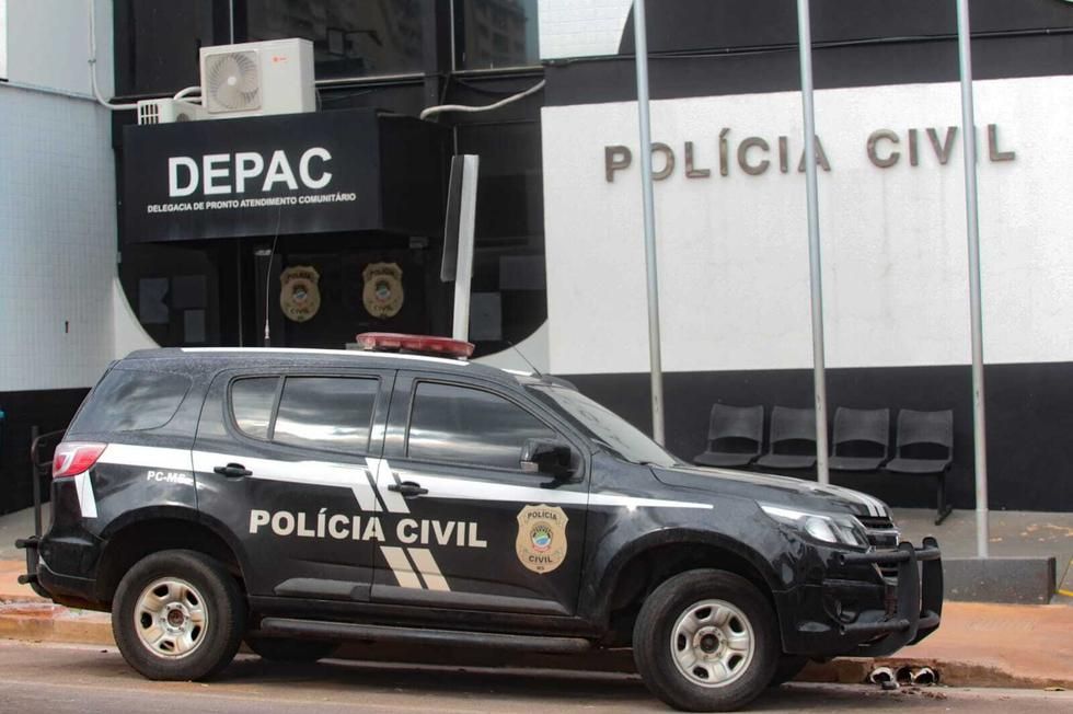 Homem dá entrada em hospital com faca atravessada no pescoço