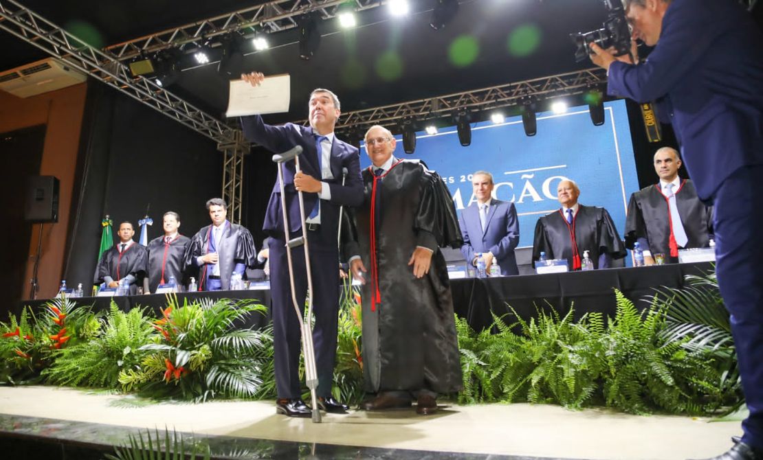 Emocionado e ao lado da família, Eduardo Riedel é diplomado governador de Mato Grosso do Sul