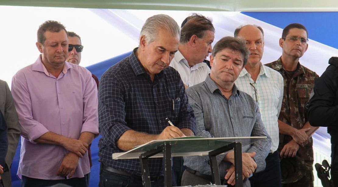 Em última agenda no interior, Reinaldo Azambuja entrega batalhão da PM e reforma de escola