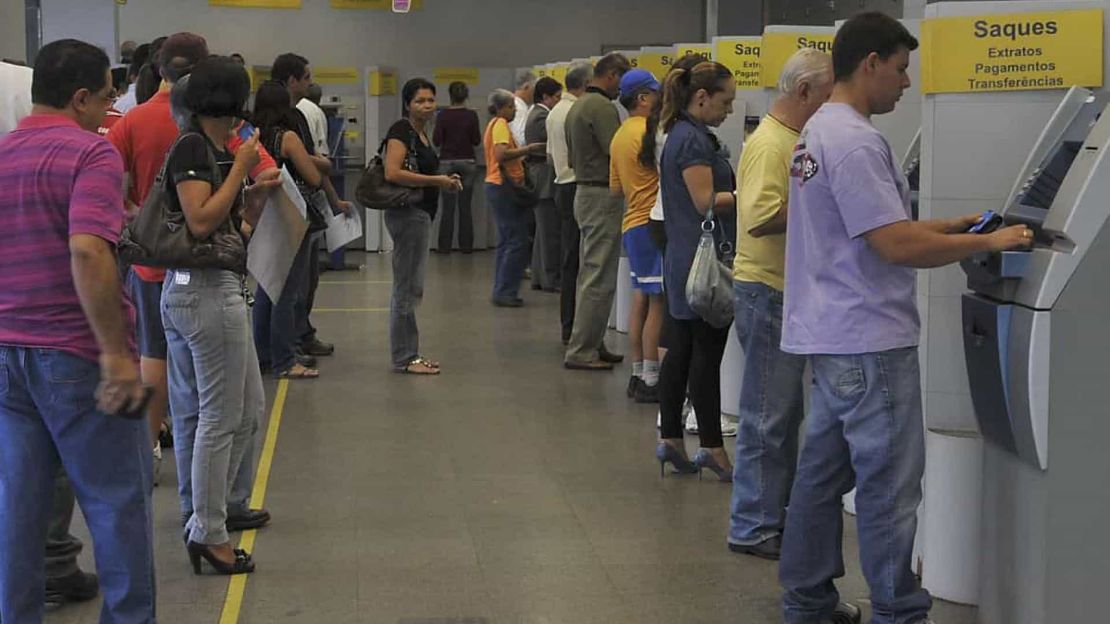 Agências bancárias voltam a ter expediente normal