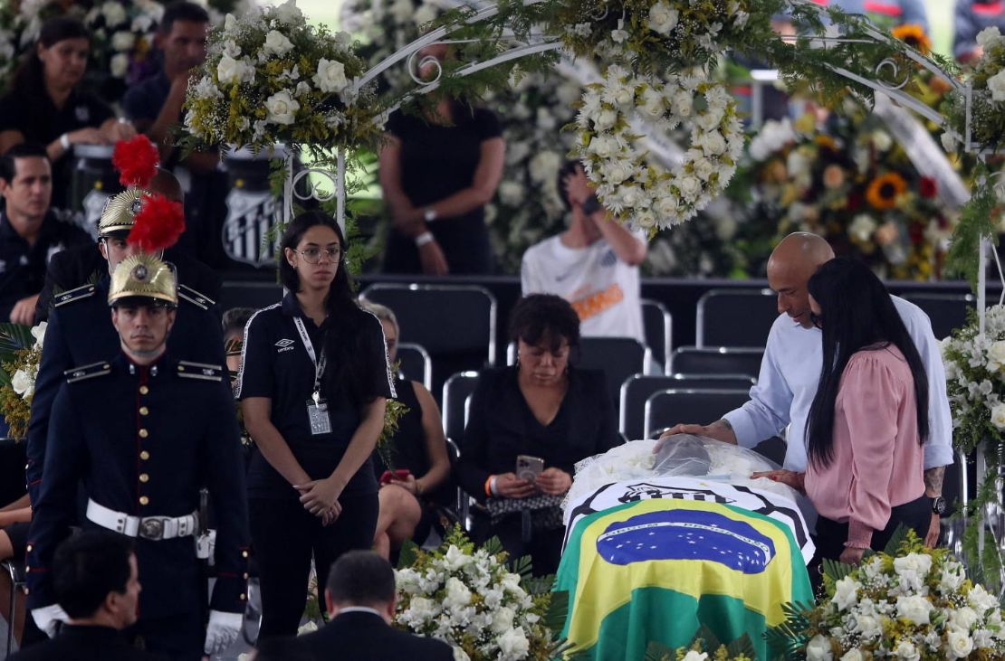 Velório de Pelé é encerrado; corpo deixa Vila Belmiro sob aplauso de fãs