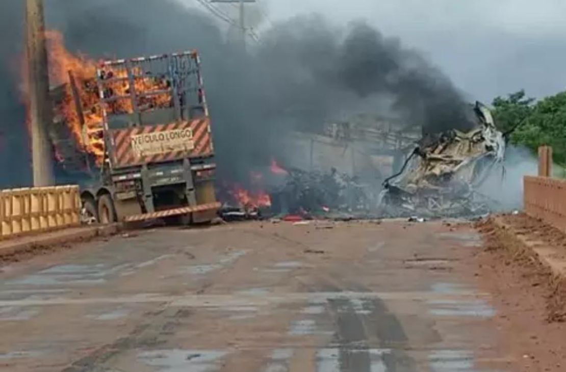 Caminhões explodem após baterem de frente em rodovia de MS