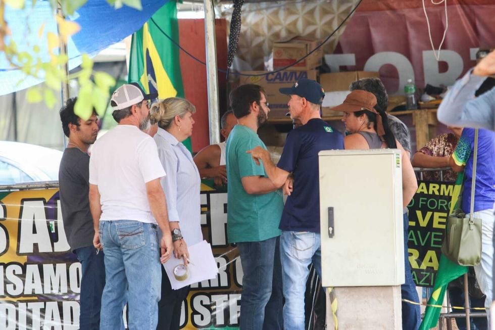 Polícia dá 24h para bolsonaristas retirarem materiais em frente ao CMO