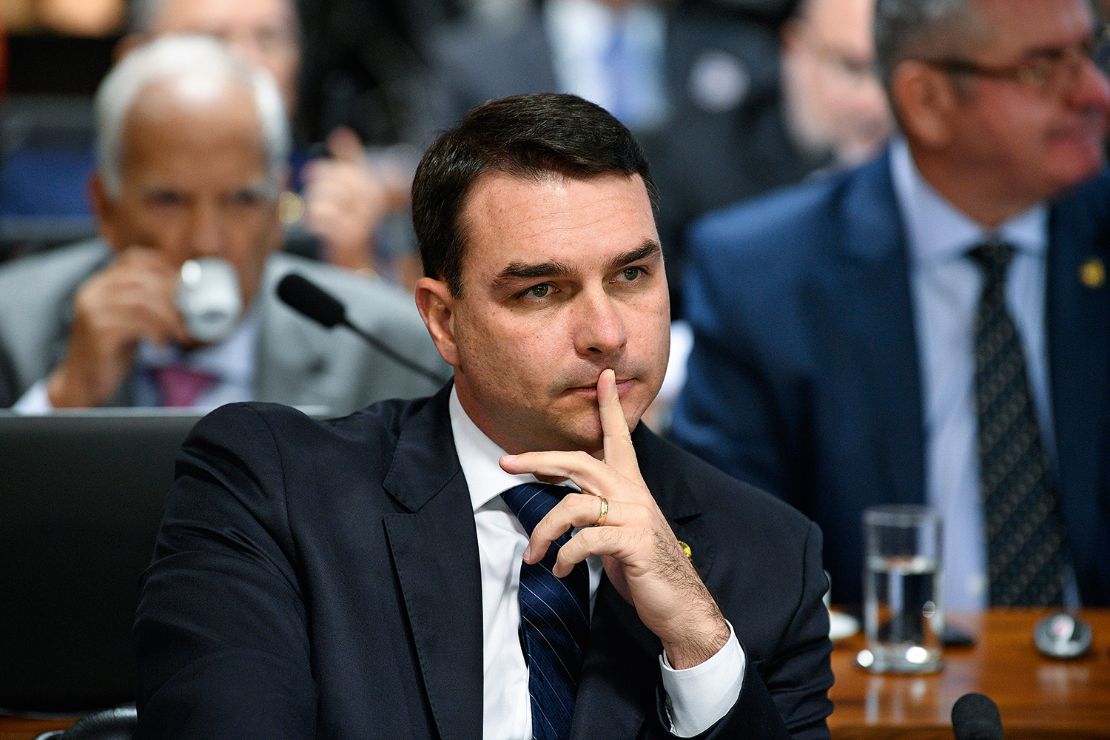 Senado aprova intervenção federal no DF; Flávio Bolsonaro vota contra