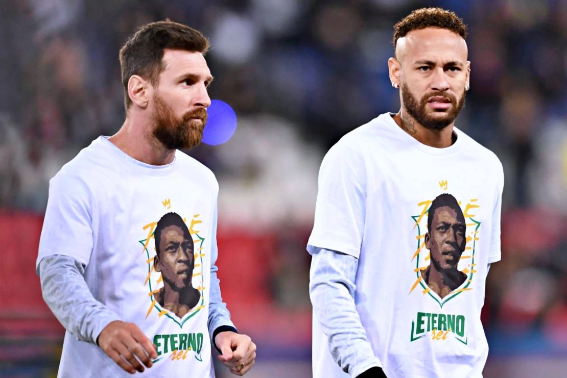 Messi e Neymar homenageiam Pelé antes de partida do Paris Saint-Germain
