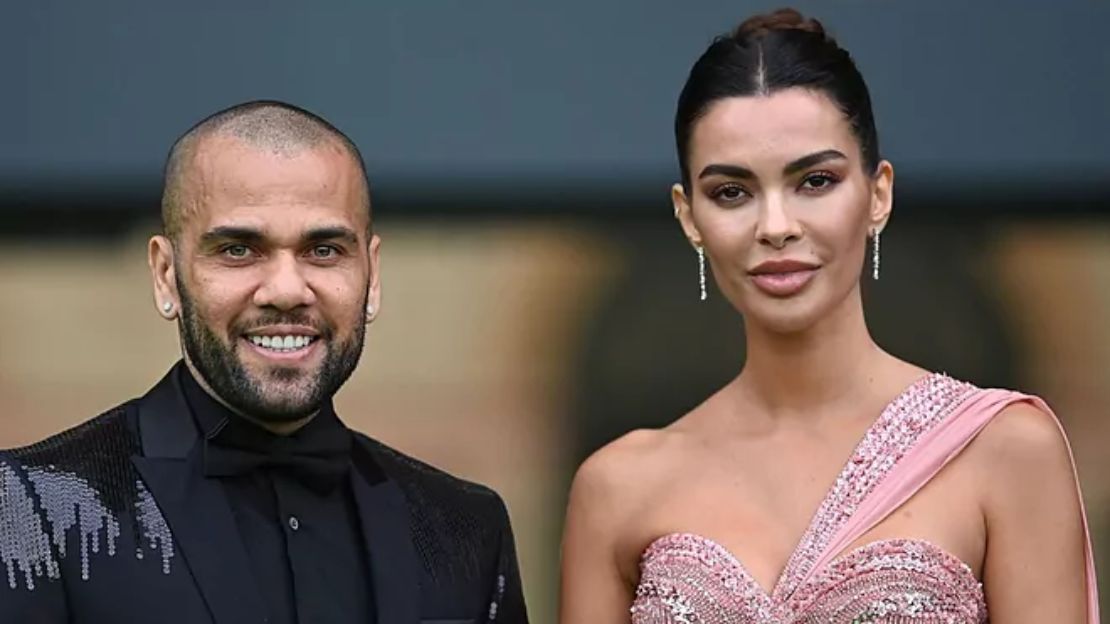 Esposa de Daniel Alves responde jornal e nega apoio ao jogador em post