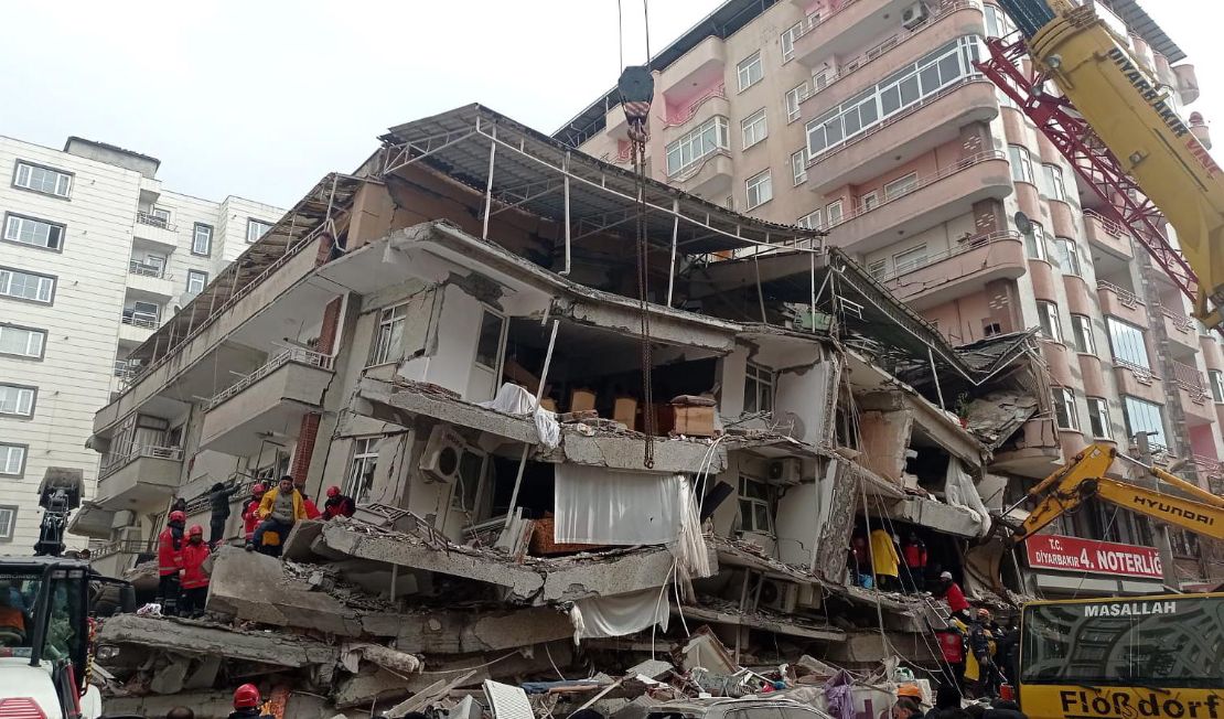 Turquia registra segundo forte terremoto; número de mortos passa de 1,5 mil