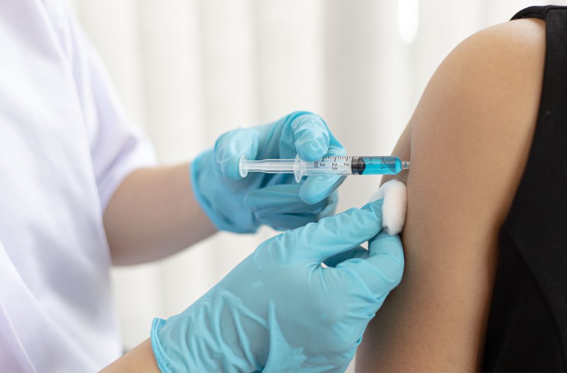 Vacinação contra a covid-19 com imunizante bivalente será dividida em cinco fases