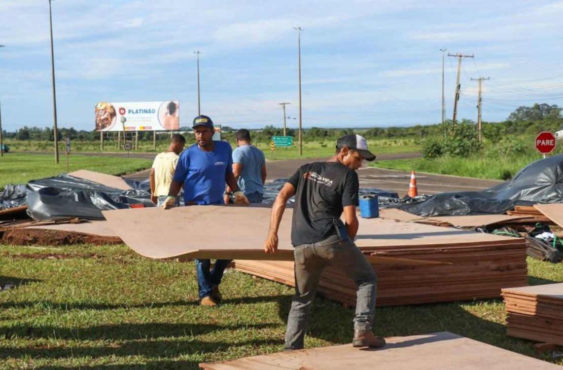 Caminhão carregado com placas de MDF tomba e motorista sai ileso na Capital